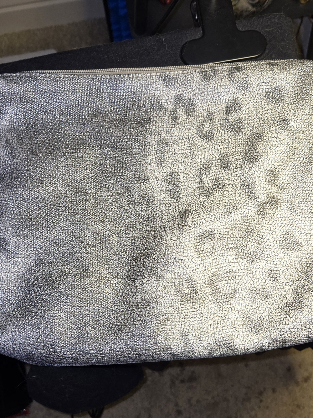 Jen & Co. Shimmery Silver Metallic Leopard Print Crossbody Clutch Bag- Excellent